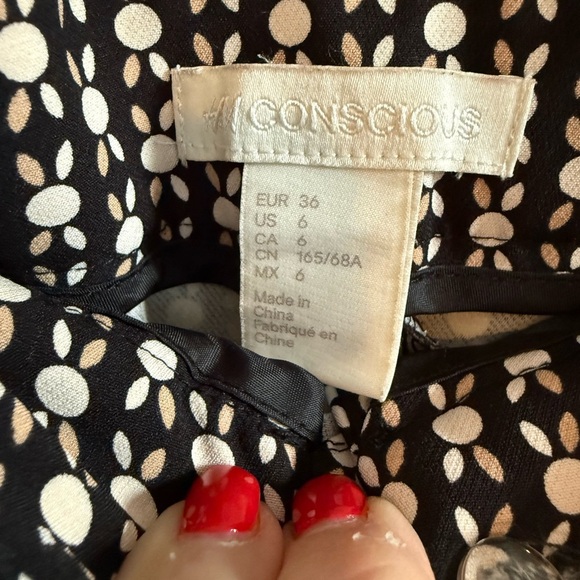 H&M Black and White Cropped Pants, Size 6 - Picture 3 of 7
